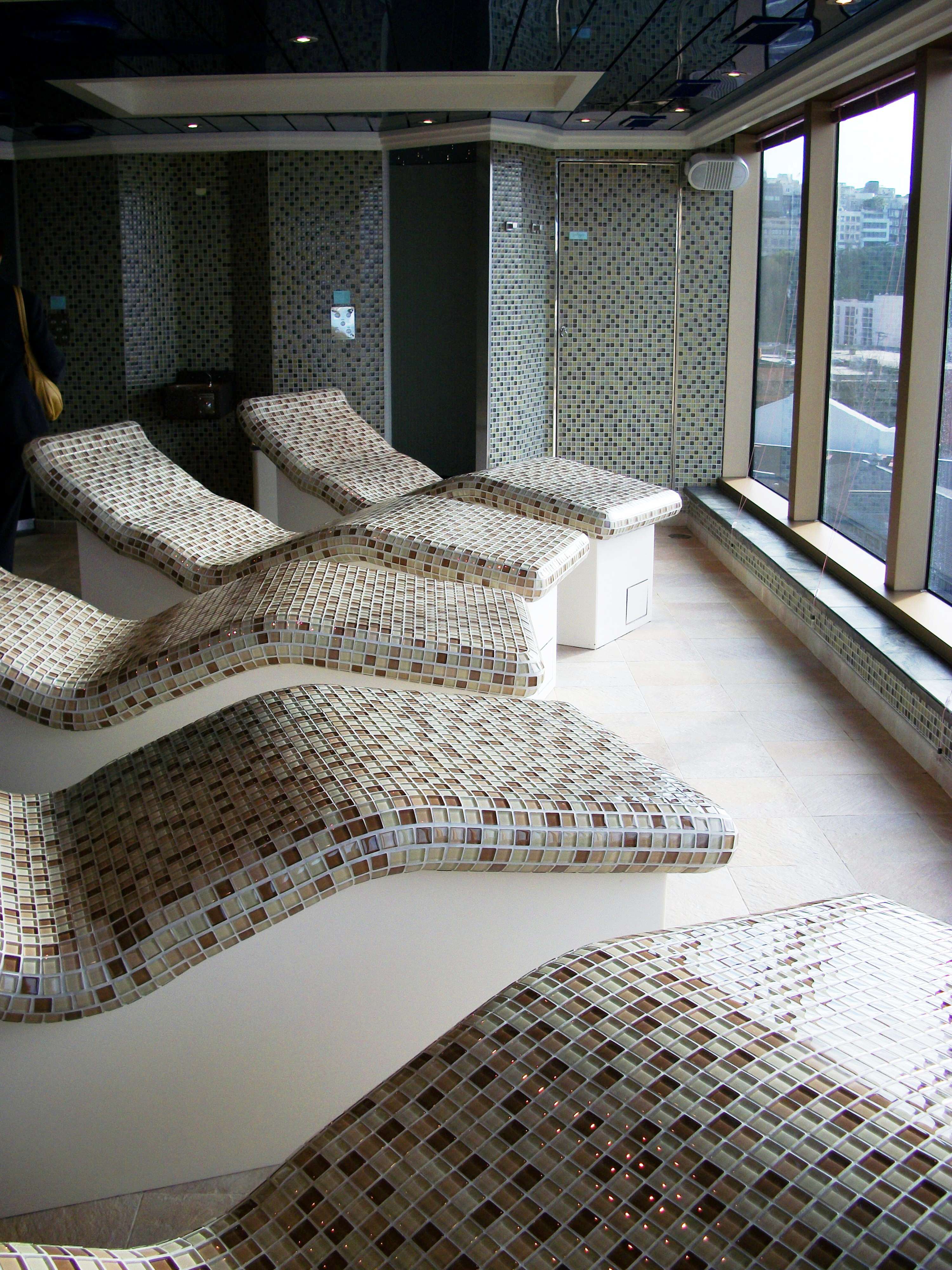 Spa - Ceramic tile heated seats