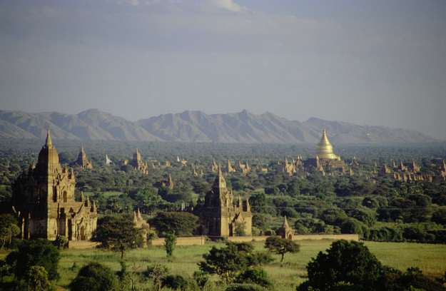 "Bagan, Burma" by Corto Maltese 1999 - Originally uploaded to Flickr as View over the plain of Bagan. Licensed under CC BY 2.0 via Wikimedia Commons