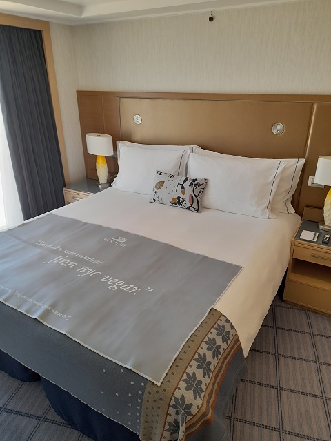 cruise ship suite bed